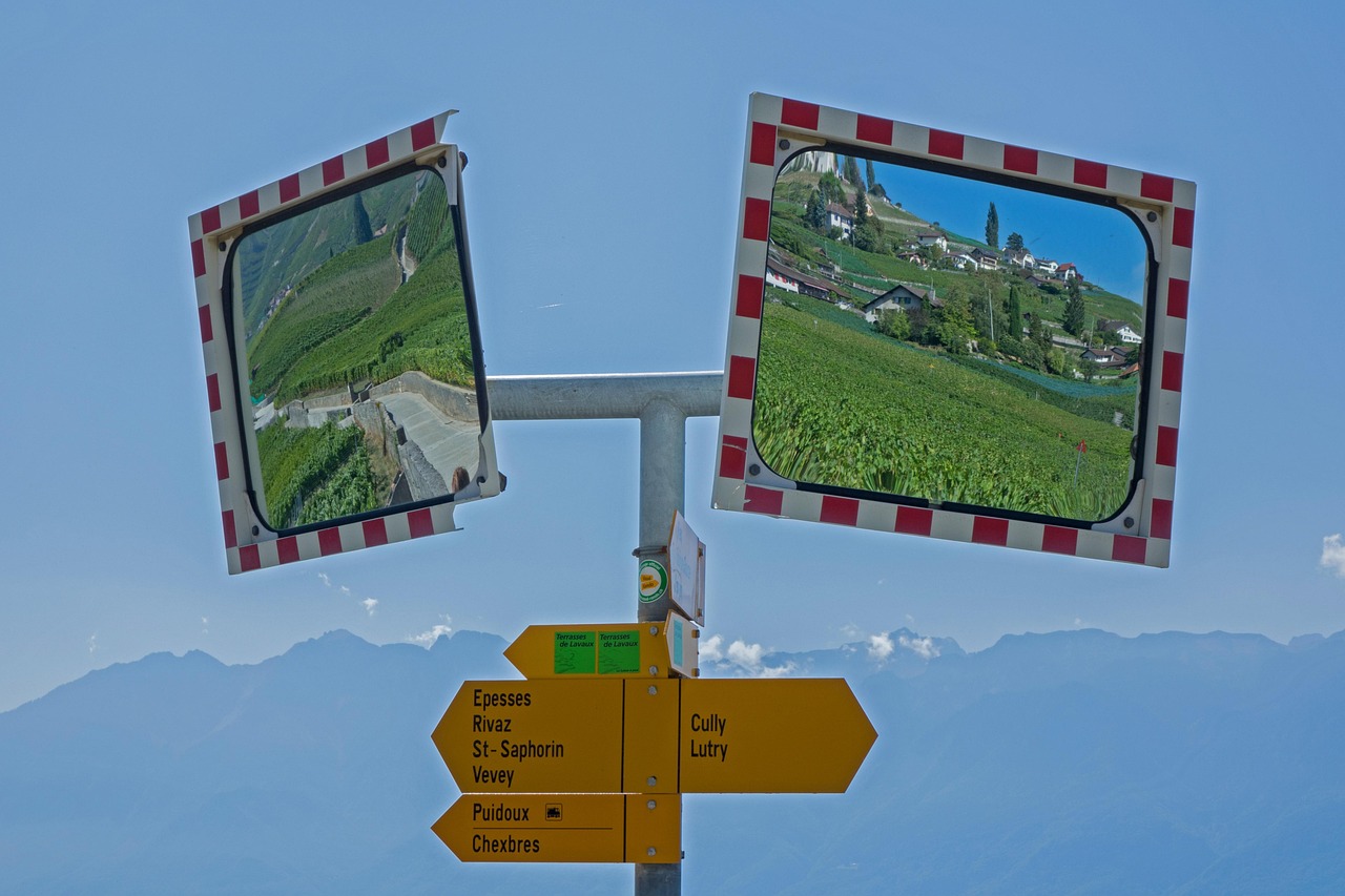 Panorama della valle con sentieri naturali per escursioni e esplorazioni a piedi.