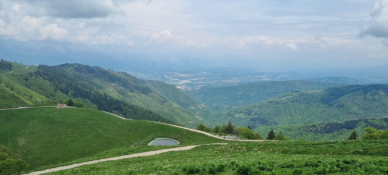 Vista panoramica di Cassino con il Monastero di Montecassino sullo sfondo e il paesaggio circostante.