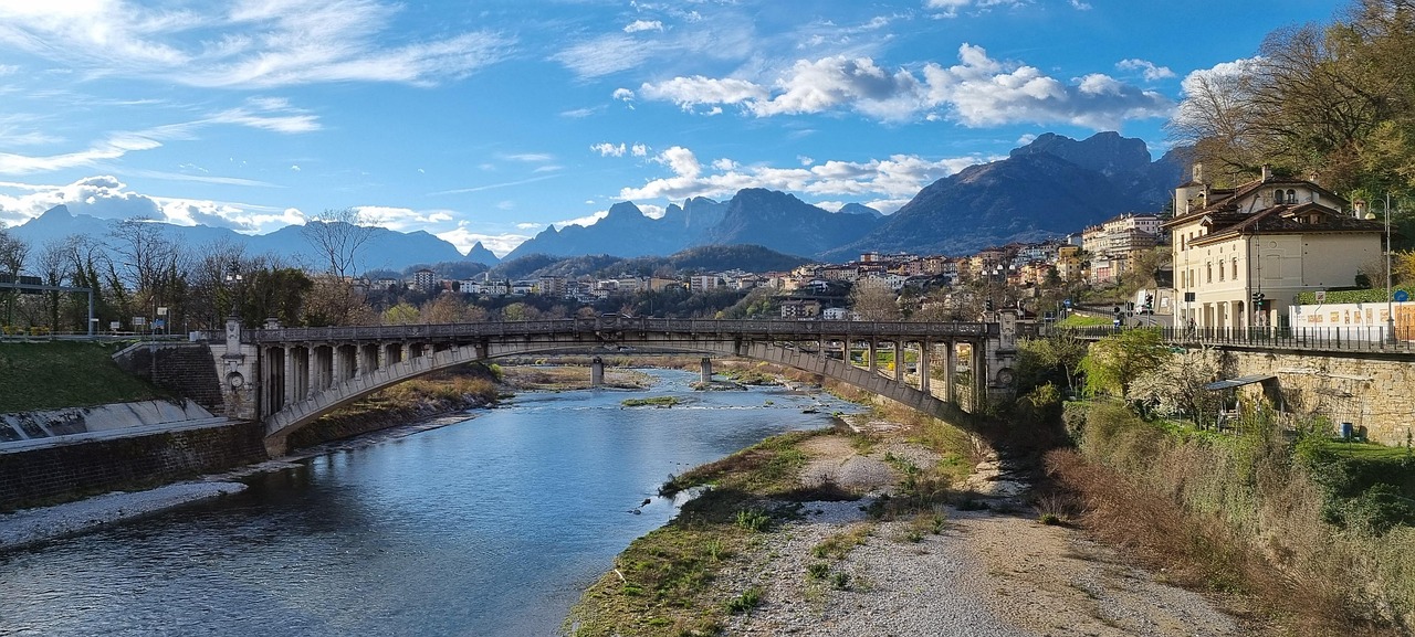 Vista panoramica di Pontecorvo con il castello e il fiume Liri sullo sfondo.