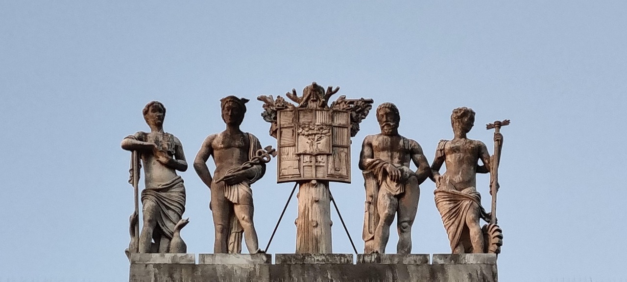 Vista panoramica di Aquino con antichi monumenti e paesaggi storici romani.