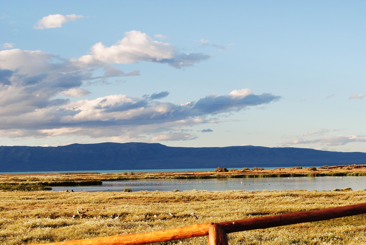 Panorama di Villa Santa Lucia con cielo sereno e limpido, evidenziando la bellezza del paesaggio naturale.