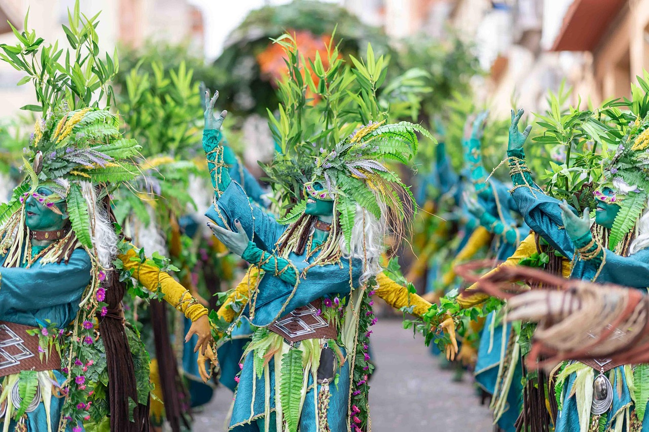 Borghi italiani con festeggiamenti colorati e tradizionali per le feste patronali.