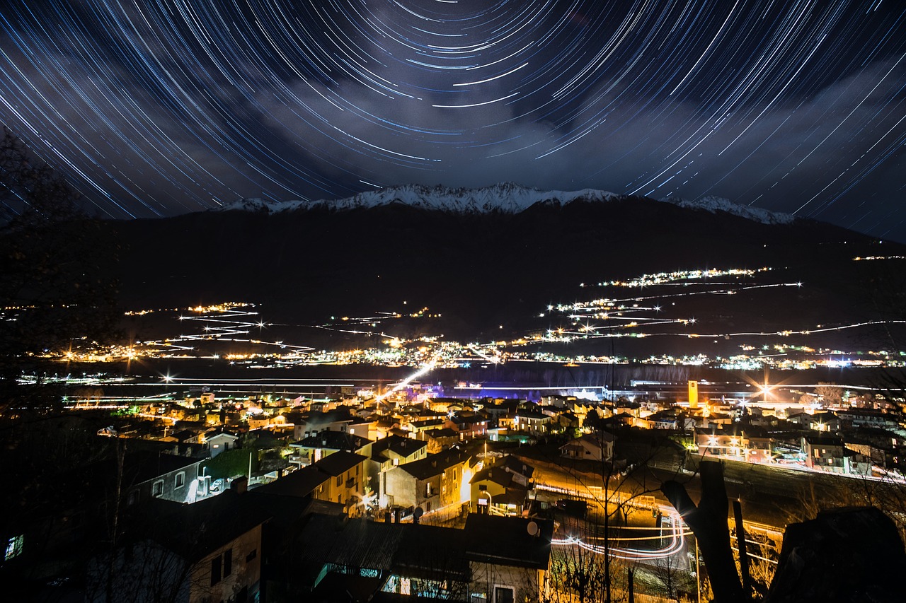 Vista panoramica del cielo notturno con stelle brillanti sopra il paesaggio di Cassino.