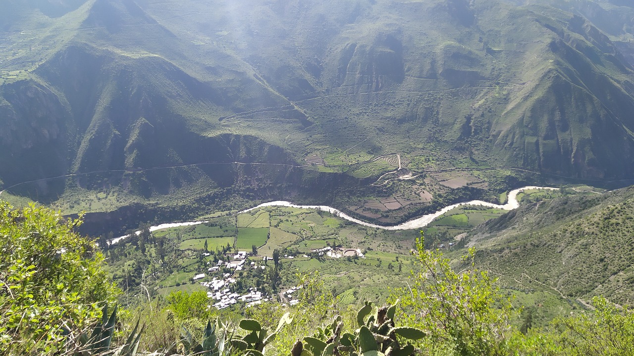 Vista panoramica di Villa Santa Lucia con mercati storici e paesaggi naturali circostanti.