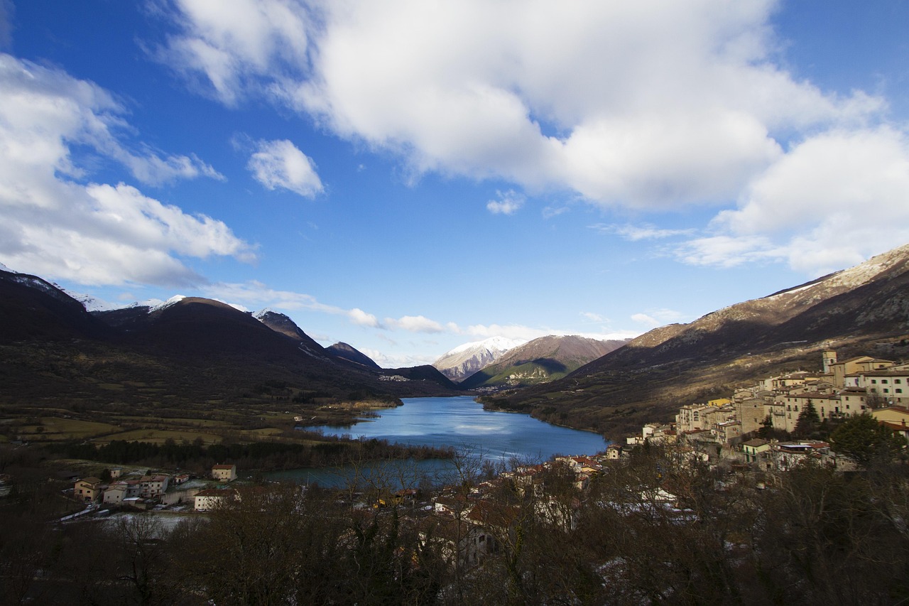 Panorama di Sant'Elia Fiumerapido con natura rigogliosa e monumenti storici.