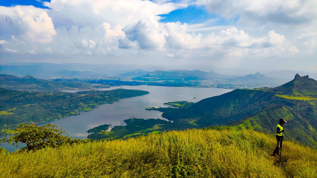Scorcio panoramico di un affascinante paesaggio naturale, ideale per una gita fuori porta.
