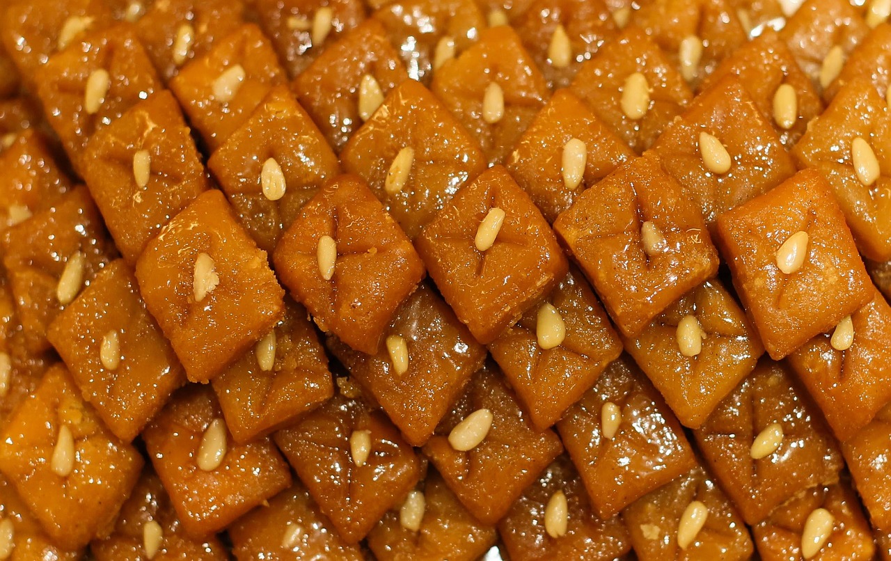 Dolci tradizionali della vallata esposti in una pasticceria tipica.