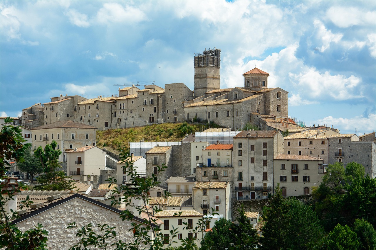 Vista panoramica delle antiche mura di Roccasecca, circondate da una vegetazione lussureggiante.
