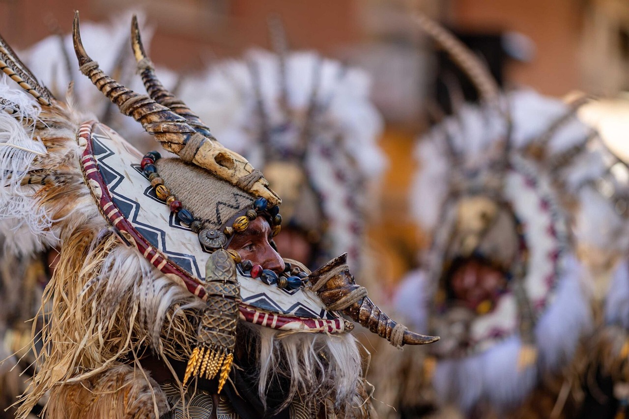 Borghi pittoreschi italiani con festeggiamenti tradizionali e antiche celebrazioni locali.