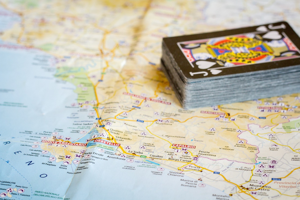 Gruppo di amici esplora le storiche rovine di Cassino durante un weekend avventuroso.