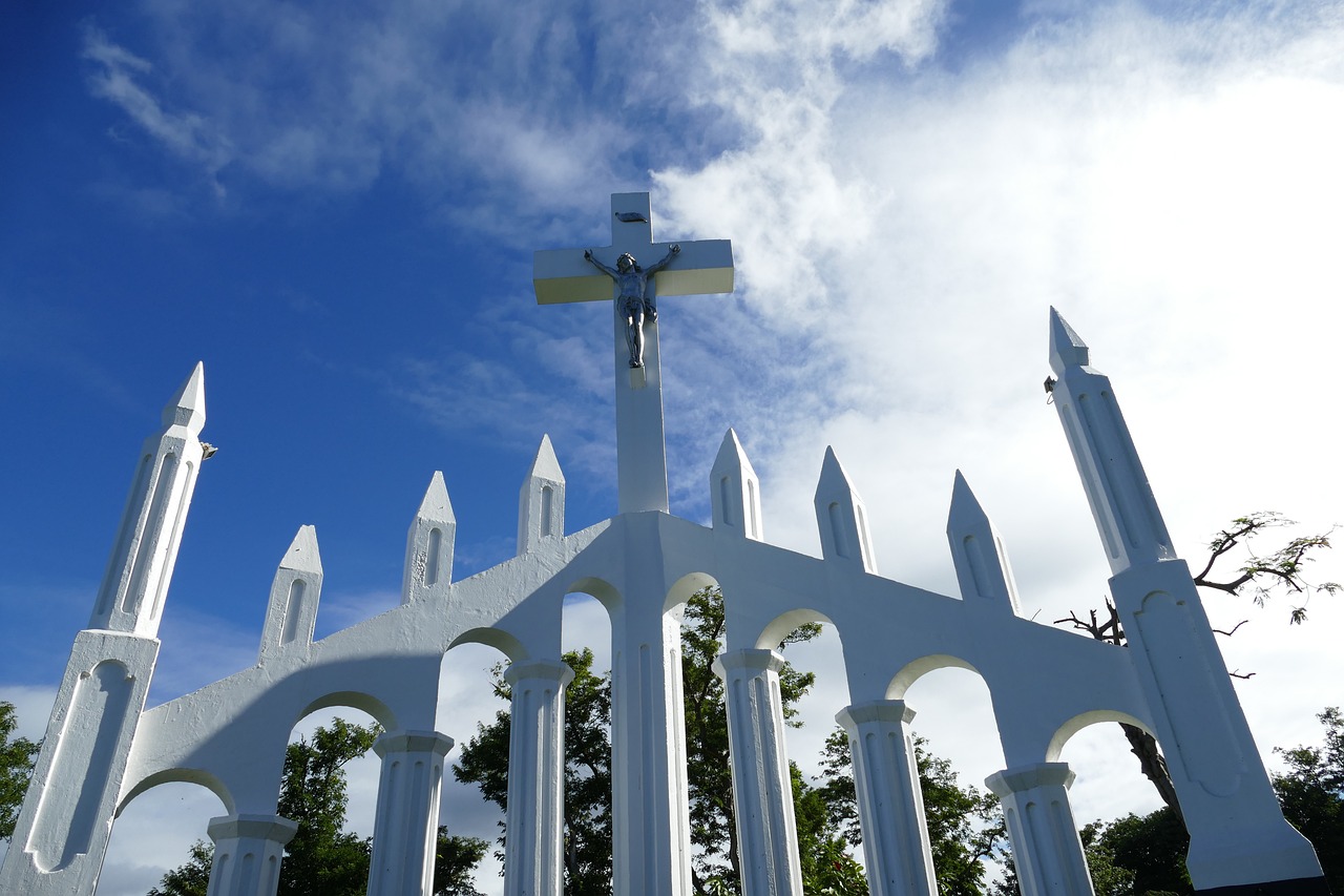 Borgo di Aquino con vista su chiese storiche e paesaggi tradizionali.