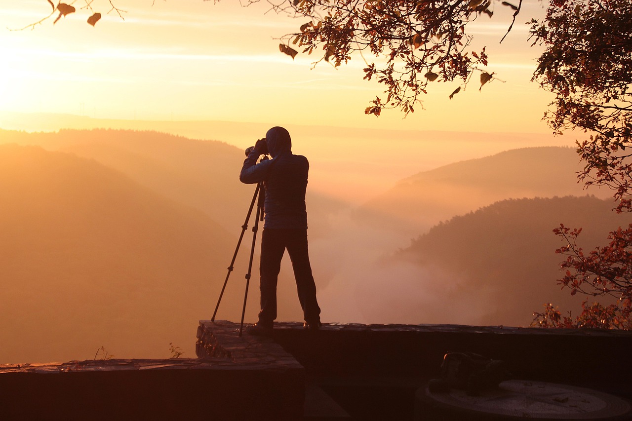 Panorama mozzafiato di una valle al tramonto, ideale per creare ricordi indimenticabili.