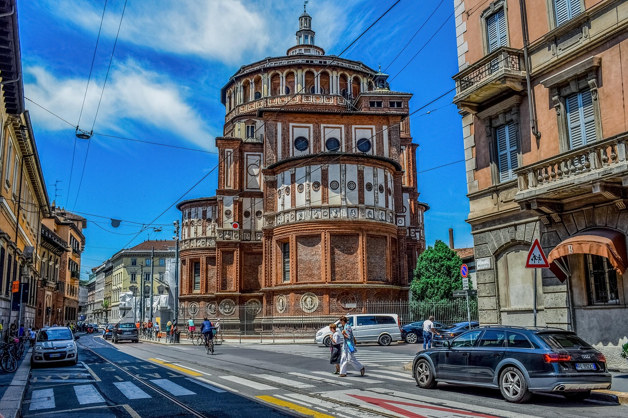 Panorama di Cassino con amici che fotografano architetture urbane in una giornata di sole.