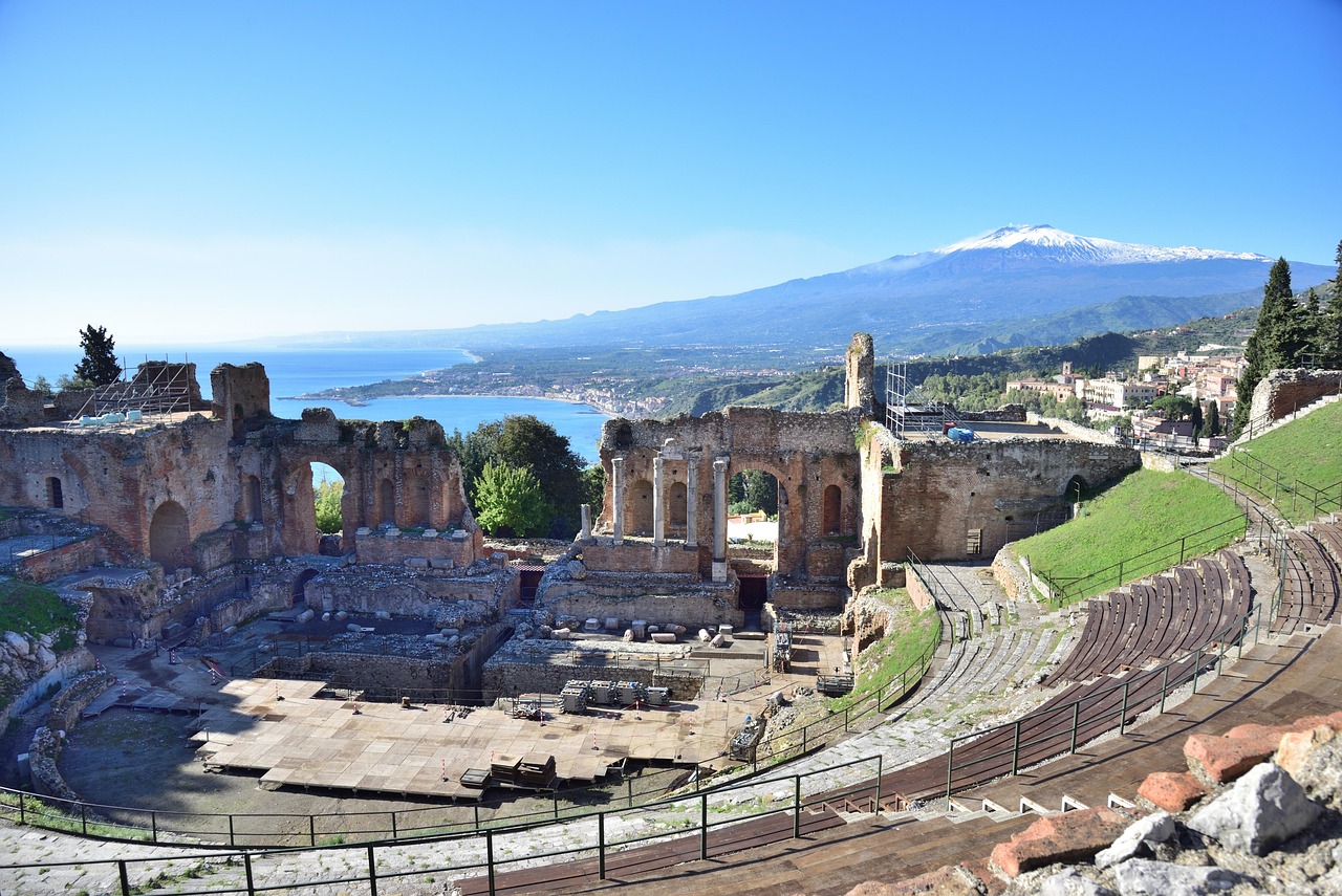 Panorama di Sant’Elia Fiumerapido con colline verdi e architettura storica.