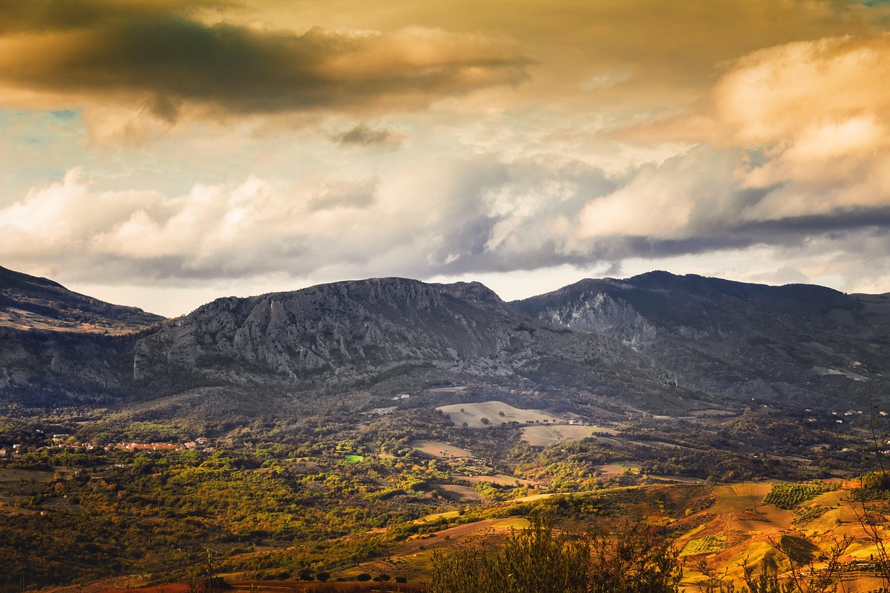 Punti panoramici sulle colline, con vista mozzafiato sui colori dell'orizzonte al tramonto.