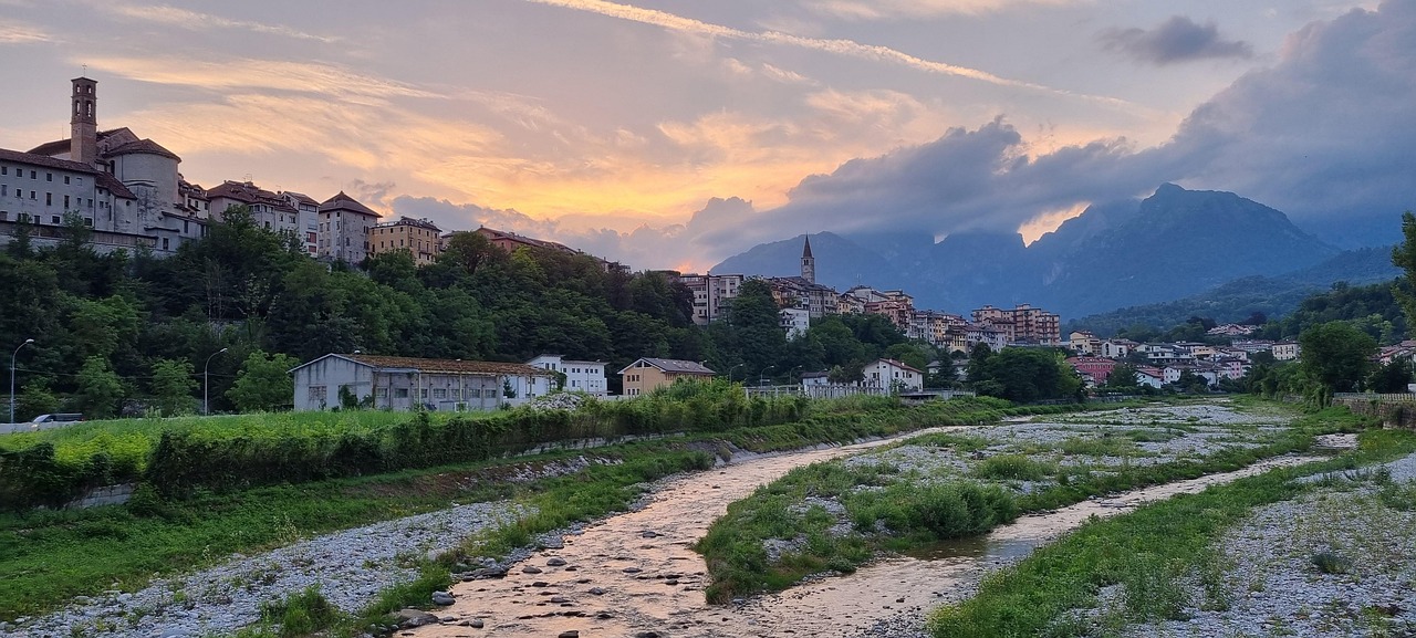 Panorama di Sant’Elia Fiumerapido al tramonto, con colori caldi e atmosfera serena.