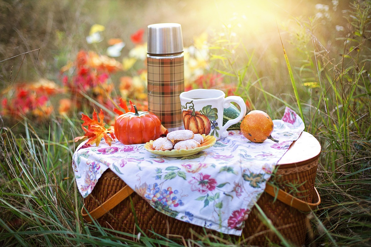 Picnic tra colline verdi e borghi pittoreschi, con cibo e amici in un'atmosfera serena.