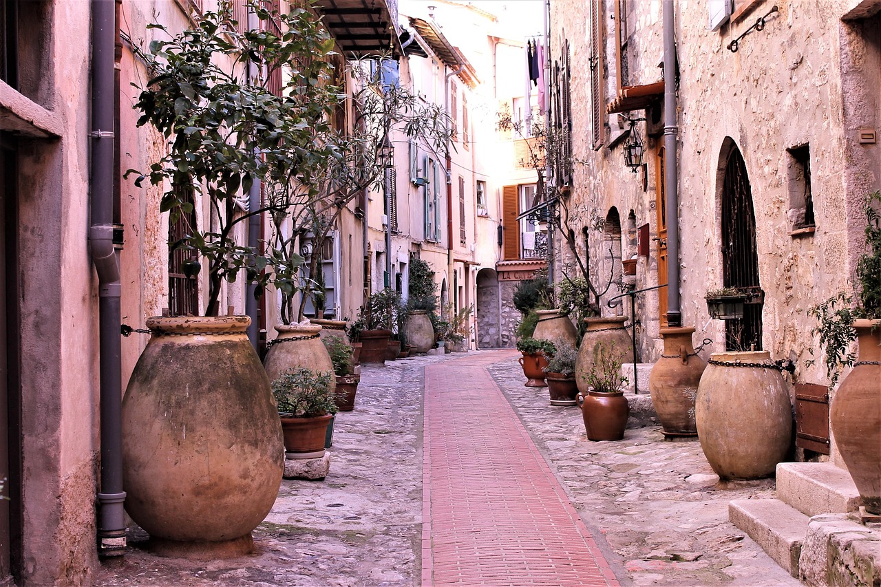Borghi pittoreschi con vicoli stretti e storici, immersi in un'atmosfera affascinante e suggestiva.