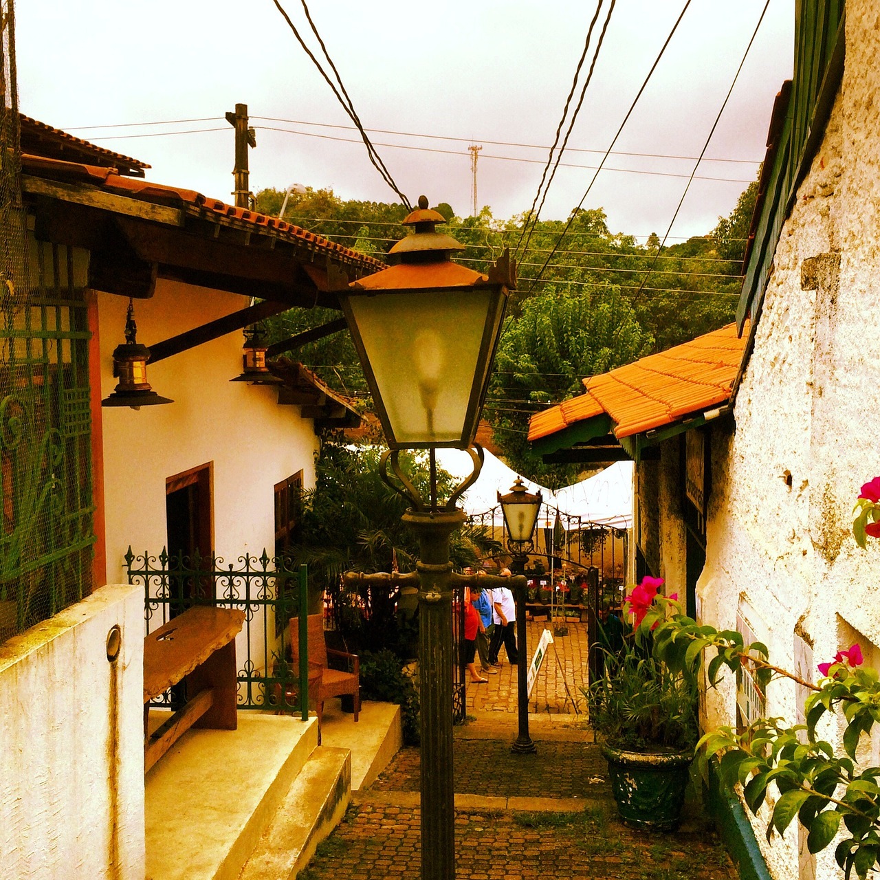 Vicoli di Atina illuminati al tramonto, creando un'atmosfera romantica e suggestiva.