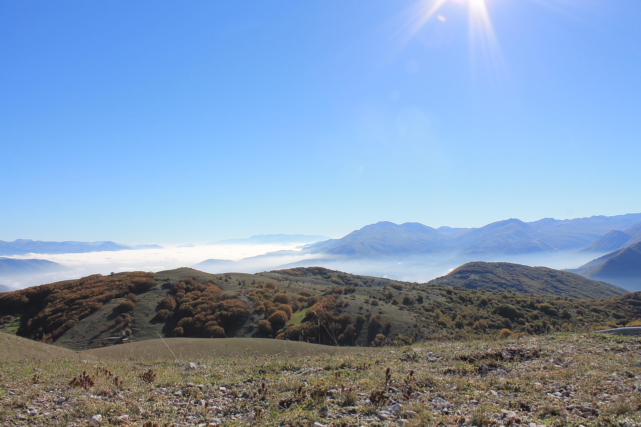 Panorama di Cassino al mattino con caffè e colazione tipica sul tavolo.