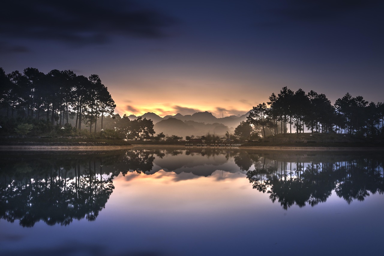Vista serale di un paesaggio con riflessi suggestivi sull'acqua.