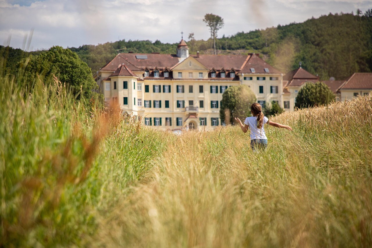 Famiglia felice che esplora un'area verde con bambini e animali, immersi nella natura.