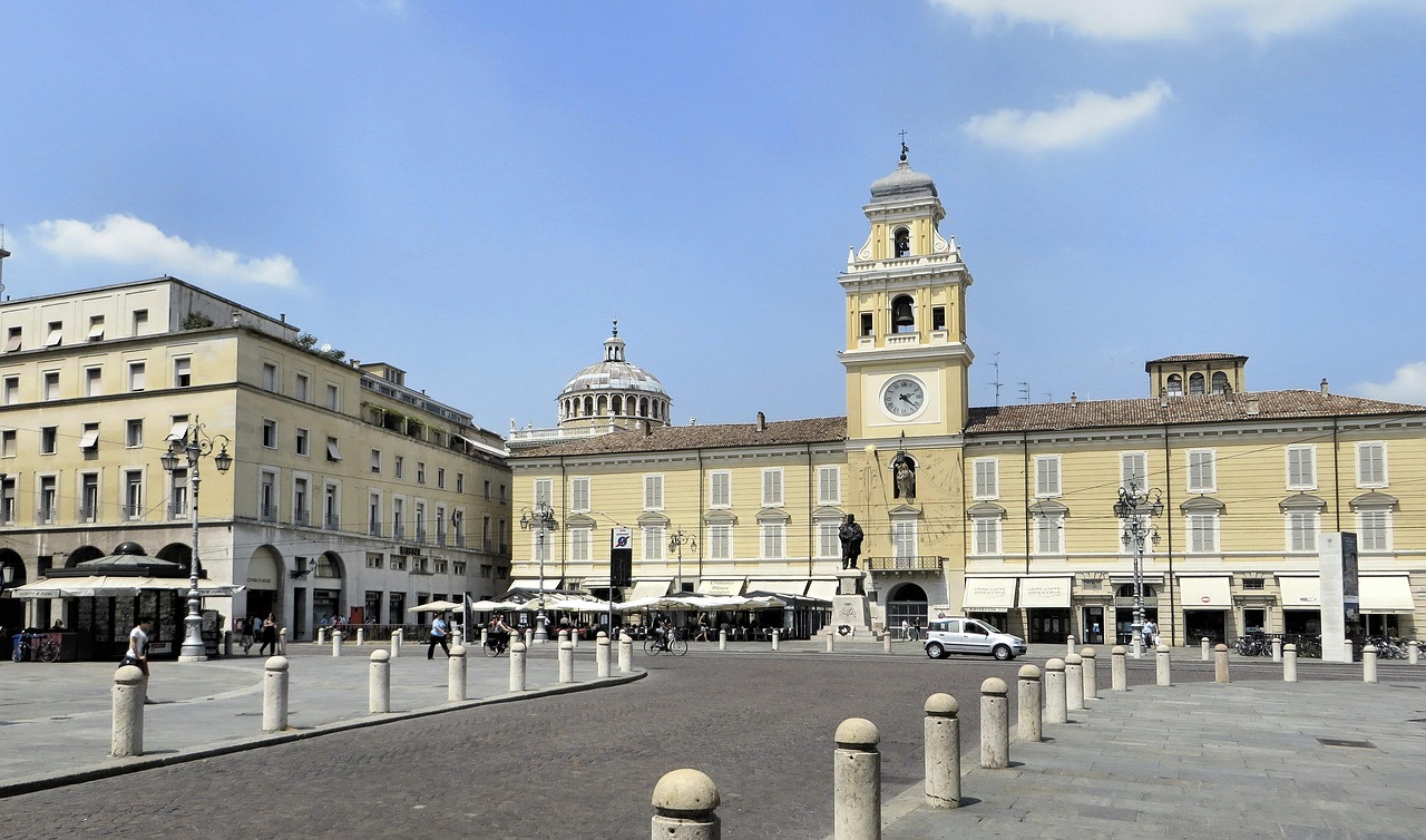 Piazza storica di Cassino con architettura affascinante e atmosfera vivace.