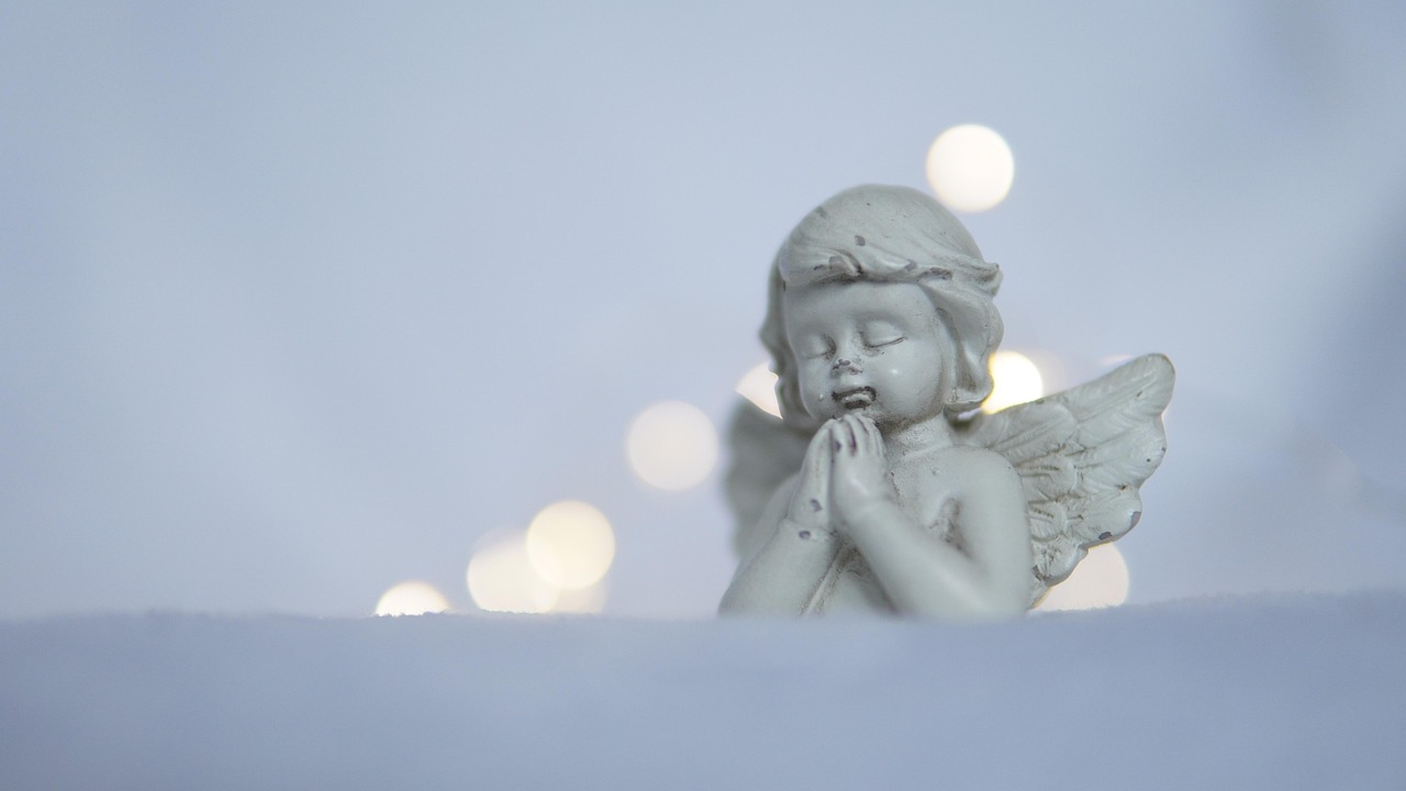 Una persona in preghiera con un angelo in sfondo, simbolo di serenità e protezione notturna.