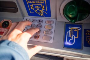 Prelievo bancomat: da febbraio paghi 2 euro di commissione, come evitarlo