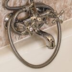 Aceto versato su un panno per pulire il calcare dal bagno.