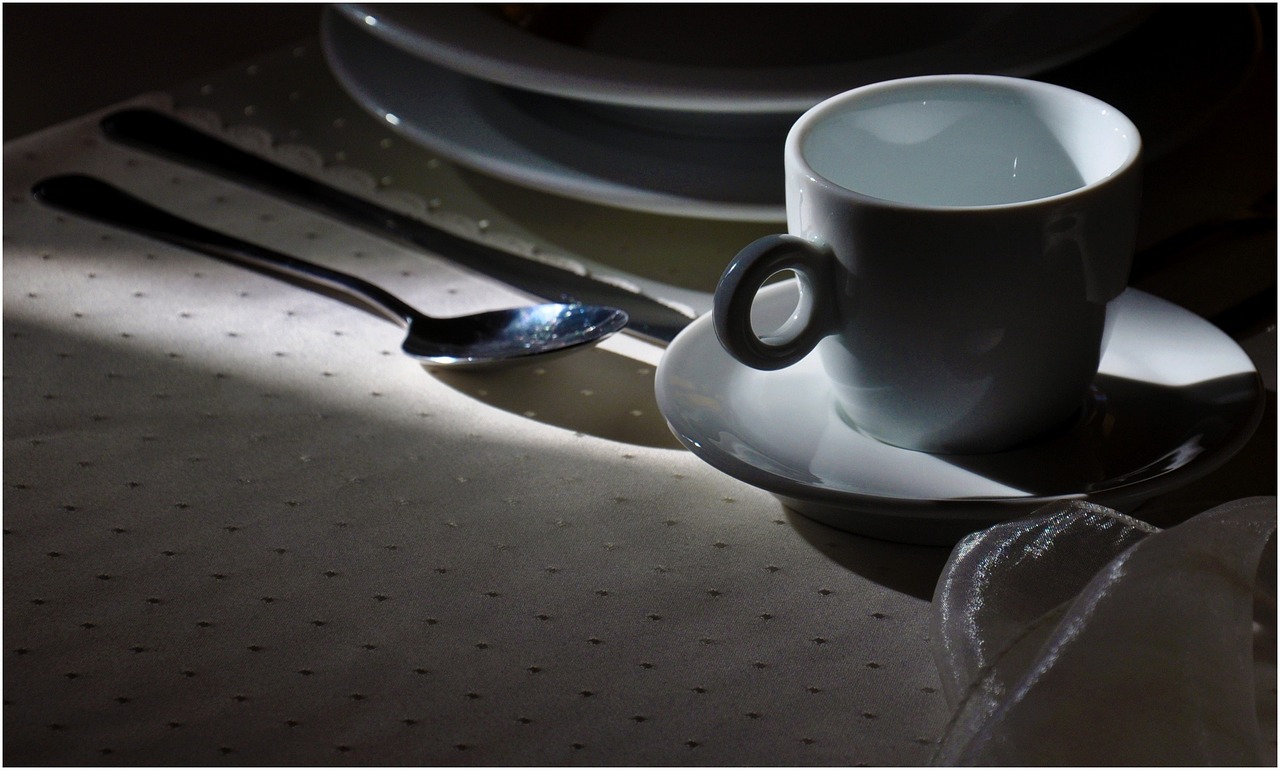 Tovaglia macchiata di caffè con prodotti per la pulizia suggeriti dalla nonna.