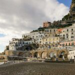 Borgo autentico della Costiera Amalfitana, con stradine pittoresche e viste panoramiche sul mare.