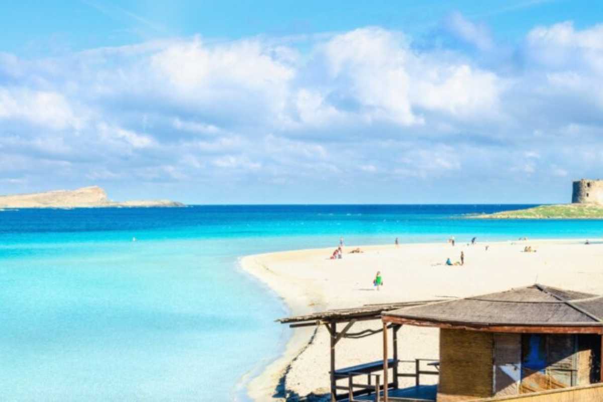 Vista panoramica di Cala Rossa a Favignana, con alloggi vicino al mare.