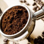 Fondi di caffè usati in diversi rimedi casalinghi per risparmiare e riutilizzare.