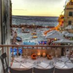 Ristorante con vista mare, tavoli all'aperto e panorama spettacolare sul Mediterraneo.