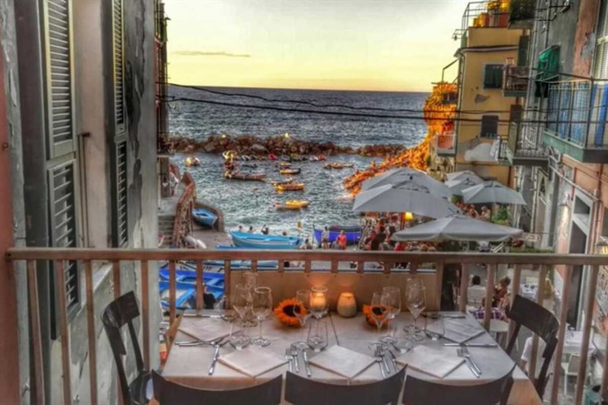 Ristorante con vista mare, tavoli all'aperto e panorama spettacolare sul Mediterraneo.