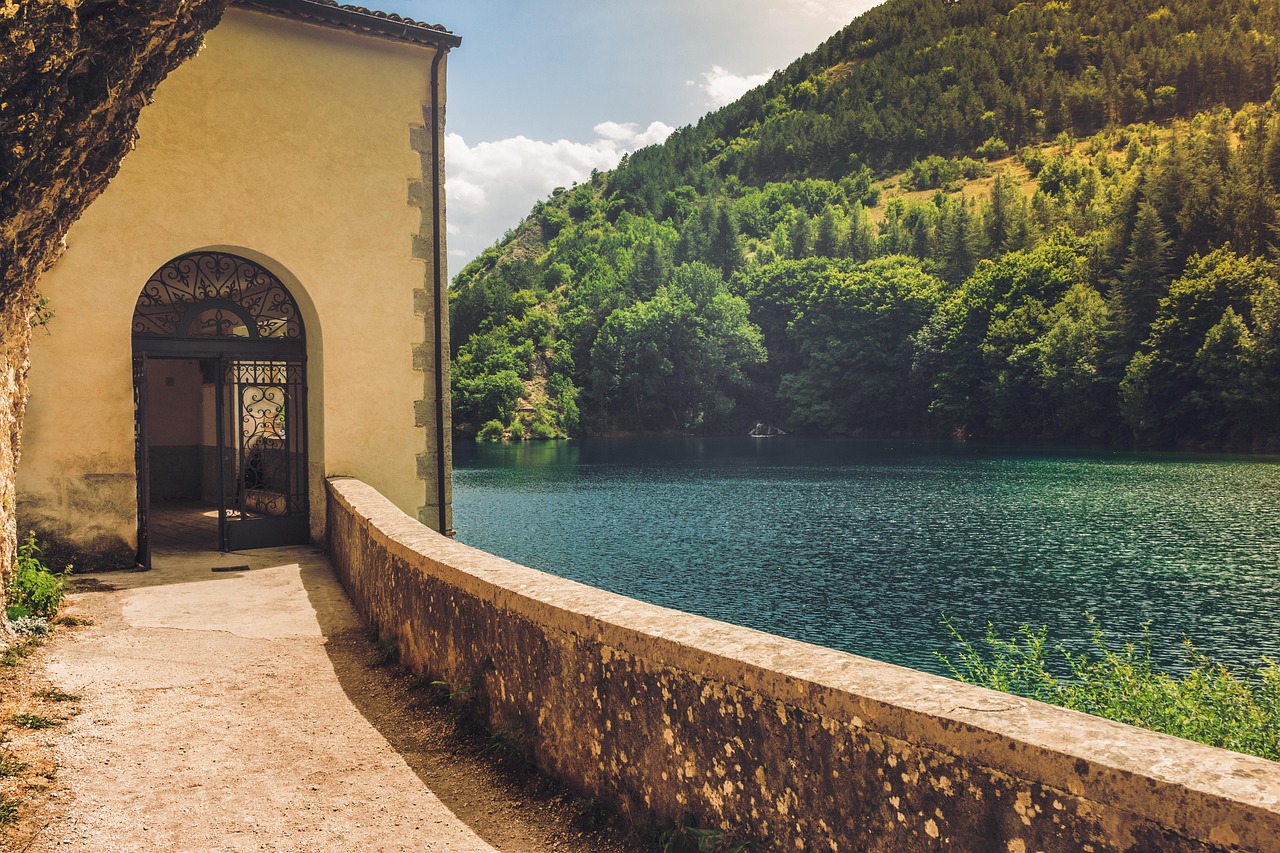 Lago segreto in Piemonte circondato da alberi, con acque cristalline e un'atmosfera fiabesca.