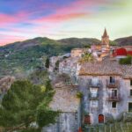 Paesaggio incantevole di un caratteristico paese siciliano, con strade pittoresche e architettura tradizionale.