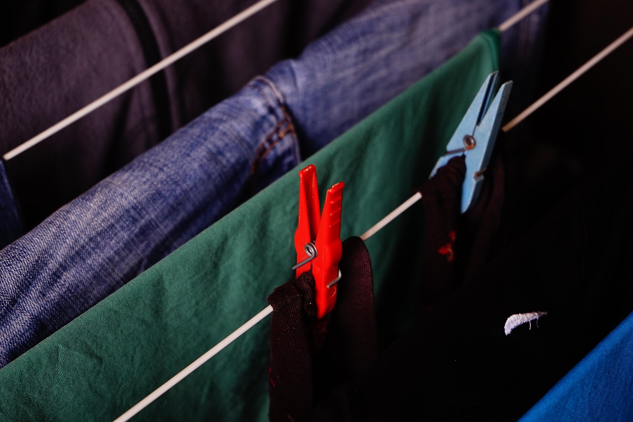 Metodo per asciugare i panni in casa senza umidità, con asciugatrice e ventilatore.