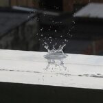 Immagine che mostra un terrazzo con segni di infiltrazioni d'acqua e macchie di umidità.