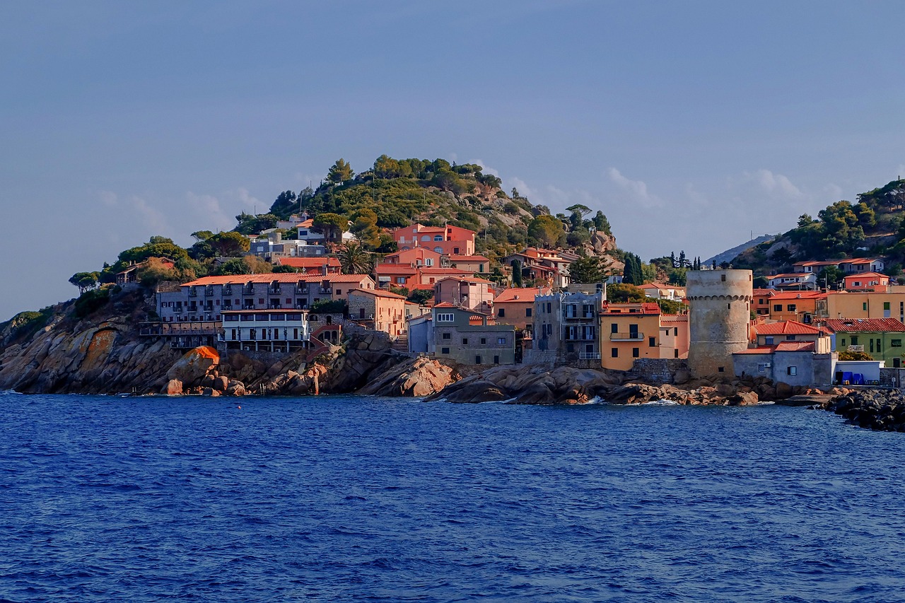 Vista panoramica del borgo di Isola del Giglio con spiagge e mare cristallino.