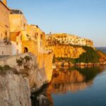 Panorama di una città italiana meno conosciuta, con architettura storica e atmosfera affascinante.