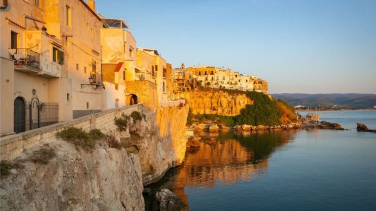 Panorama di una città italiana meno conosciuta, con architettura storica e atmosfera affascinante.
