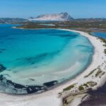 Vista panoramica di una delle isole italiane più belle, con acque cristalline e paesaggi mozzafiato.