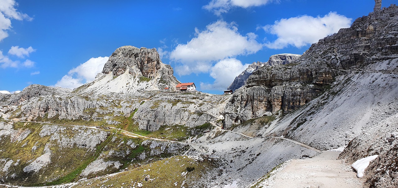 Escursionista su una via ferrata delle Dolomiti, circondato da paesaggi montani mozzafiato.