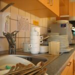 Immagine di piatti sporchi in un lavello, evidenziando l'accumulo di batteri.