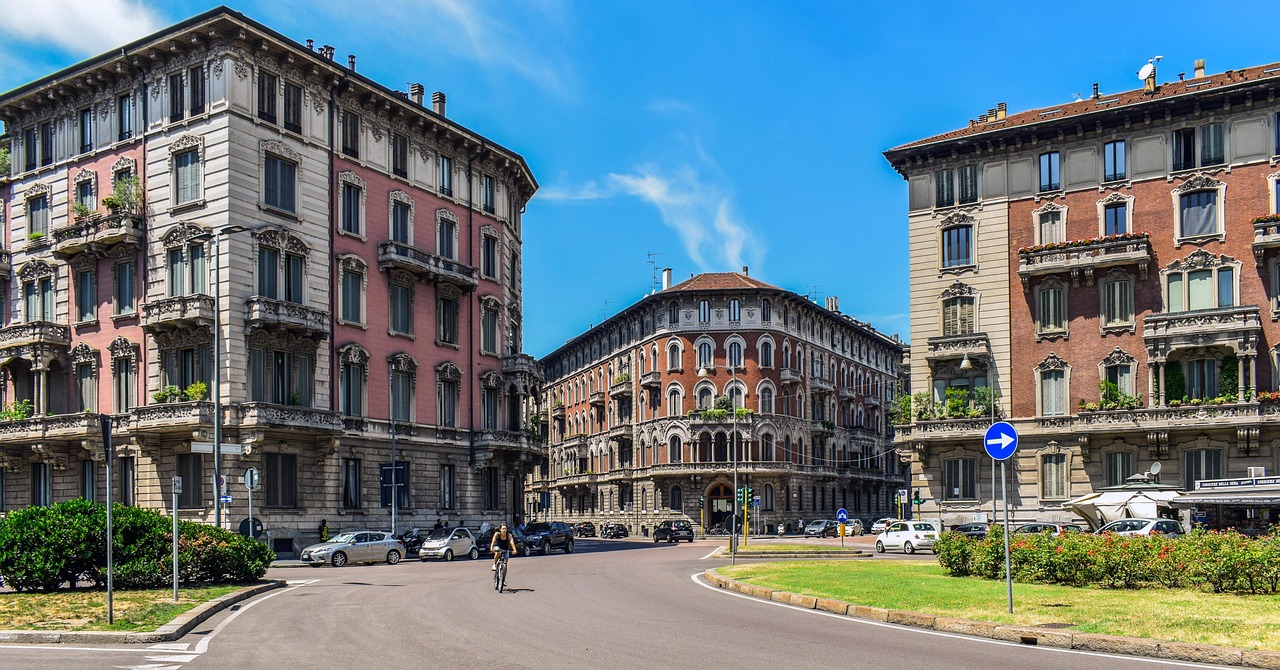 Panorama di un quartiere autentico di Milano, con strade acciottolate e architettura storica.