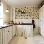 Immagine di una lavanderia ben organizzata con ripiani e contenitori per ottimizzare lo spazio.