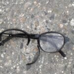 Quadro inclinato su una parete, illustrando il problema di un'installazione non corretta.