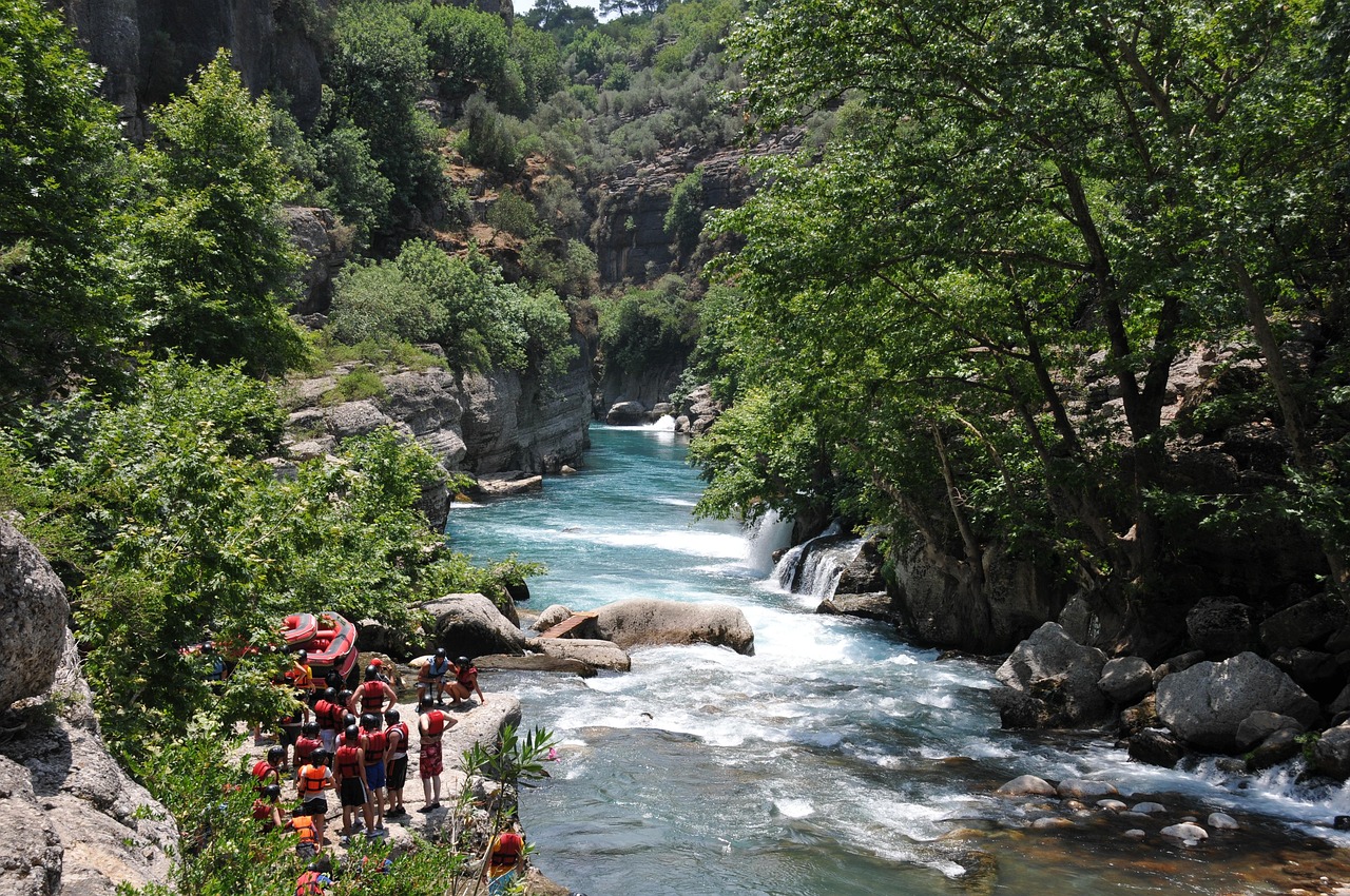 Rafting su un fiume italiano, con paesaggi mozzafiato e avventurosi gommoni in azione.